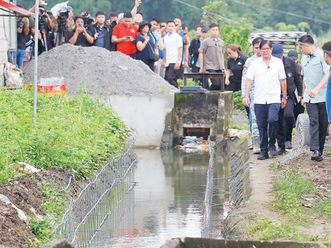 總統小馬科斯週三表示,其對武六干省的「幽靈防洪工程」感到「極度憤怒」。
