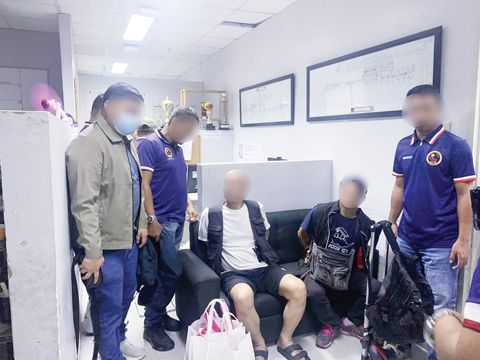 移工部與其他機構協調,於9月22日在尼蕊·亞謹諾國際機場三號航站樓攔截並逮捕了兩名台灣人,據稱其涉嫌為海外網絡詐騙中心非法招募菲律濱人。