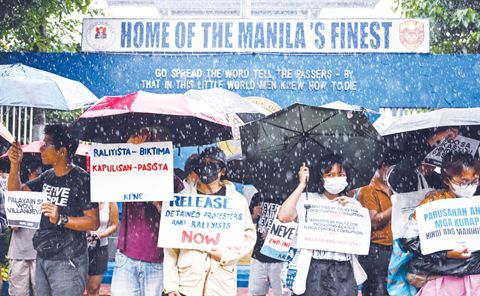 9月22日馬尼拉一場反貪腐集會的隔天,青年團體在馬尼拉警區總部前發起抗議,要求釋放被捕人士。一位發言人於9月22日表示,馬尼拉警方在與蒙面抗議者爆發的衝突中逮捕了超過200人,而當天的反貪腐示威活動