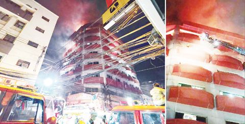 左圖為9月22日晚上,消防員在馬尼拉仙沓古律斯區的一棟建築物火災救火。右圖為消防員用雲梯救下大廈業主和一名保安。(本報記者Celia