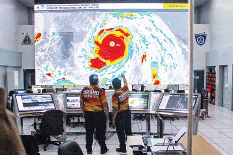 計順市災害風險降低與管理辦公室於星期一在其行動中心監測超級颱風「南多」。「南多」正肆虐北呂宋,但其帶來的降雨也影響到大岷區。