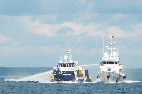 菲律濱海岸警衛隊12日指控,一艘中國海警船故意衝撞停泊在南海中業島附近的菲漁業局公務船。