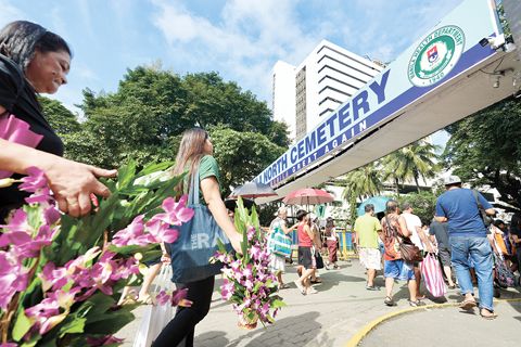 菲律濱民眾每年在11月1日的亡人節和11月2日的「萬靈節」掃墓。圖為民眾湧入馬尼拉北墓園。