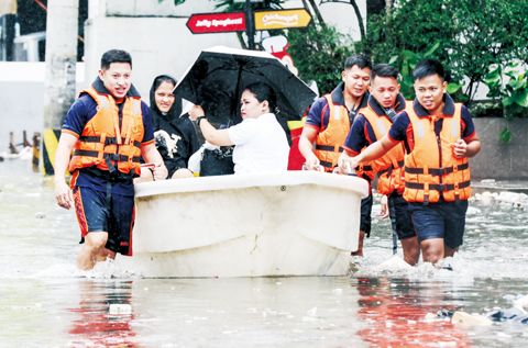 11月10日,在那莫沓斯市,救援人員用船轉移民眾。菲氣象部門9日晚通報,超級颱風「烏灣」當天21時10分在菲北部呂宋島歐羅拉省迪納倫甘鎮登陸。(新華社)