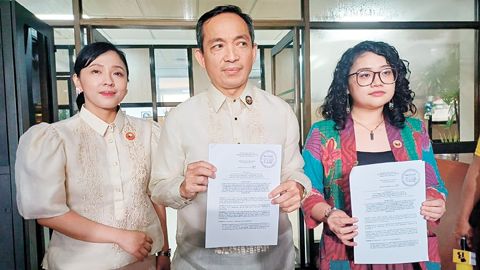 Gabriela婦女黨團的莎拉·埃拉戈、教師黨團的安東尼奧·蒂尼奧、以及Kabataan青年黨團的瑞妮·許週二提交一項決議,要求調查前眾議院撥款委員會主席薩迪·許與前公造部官員羅伯托·貝納多關於政府於2026年預算中追加撥款的指控。