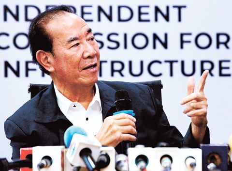 基礎設施獨立委員會專員星順週四在沓義市文尼法壽環球城的基礎設施獨立委員會大樓舉行記者會。曾任公造部長的星順表示,他將於12月15日辭去專員職務。(菲新社)