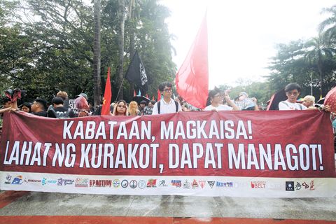 青年代表與反貪腐團體於週三在馬尼拉文尼法壽廣場參與紀念國際人權日的抗議集會。示威者呼籲政府官員提高透明度與問責制，強調需要進行改革，以確保公共資金得到有效且合乎道德的使用。