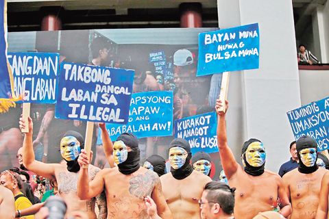 約100名APO兄弟會成員於12月17日在菲律濱國立大學迪利曼校區舉行的「2025年度裸體奔跑」活動中裸露奔跑。為紀念該兄弟會成立百年,跑者同時手持標語牌譴責政府腐敗現象。