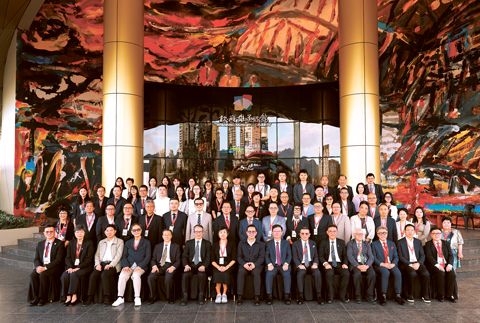世界中文報業協會第58屆年會19日在馬來西亞檳城舉行。圖為來自世界各地的中文媒體代表在林祥雄美術館外合影。本報執行總編輯蔡友銘應邀出席。