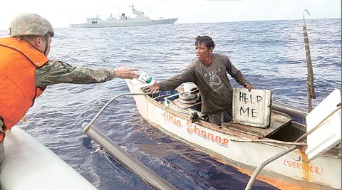 中方成功救助一名菲律濱漁民。（中國大使館供圖）