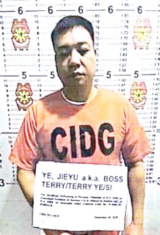 菲國警刑偵組與菲武裝部隊逮捕了葉杰宇（音譯），其為凱瑟琳·凱西·李·王（音譯）及幸運南方99電詐集團的內部安全與行政主管。葉氏於12月29日在紅奚禮示市被捕，逮捕依據是巴石市地區法庭針對「有加重人口販運罪」所簽發的逮捕令，且該法庭建議不得保釋。