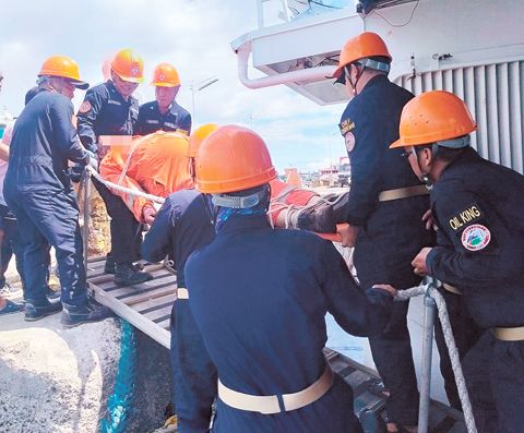 菲海岸警衛隊人員週二為一名55歲中國籍男子進行心肺復甦術，該男子在通過描西蘭海峽時觸電。中國駐菲律濱大使館對海岸警衛隊的協助表示感謝。