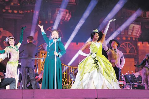 圖為香港迪士尼音樂傳奇Live活動。菲歌后莉亞·沙朗雅也登台演出。(香港中通社)