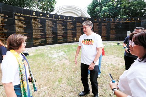 自由黨主席參議員基戈·邦義利南與黨總裁埃林·陳迎達率領黨內官員，包括眾議員萊拉·黎利馬、泰迪·巴吉拉特與埃蓋·埃里斯，於週六前往計順市英雄碑獻花並點燃蠟燭。