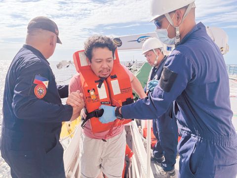 菲律濱海岸警衛隊1月25日在蜂雅絲蘭省以西約168浬處,與中國海警進行移交時,接收了德文灣號的15名生還者與兩名已故船員。