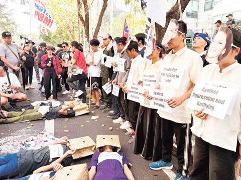 「菲律濱人不屈服」運動及其盟友團體的抗議者於週三（1月28日）在馬加智市的中國大使館外舉行閃電集會，譴責中國在西菲律濱海持續的侵略行為、使用水炮事件以及騷擾菲律濱漁民。該團體呼籲菲律濱政府維護國家主權、海洋權益以及依據《聯合國海洋法公約》作出的2016年仲裁裁決。