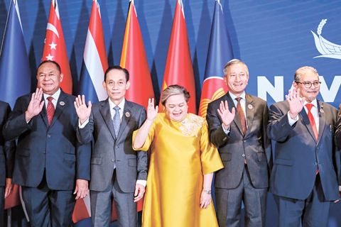 從左至右，東帝汶外交部長本迪托·多斯·桑托斯·弗雷塔斯、越南外交部長黎懷忠、菲律濱外交部長特蕾莎·拉扎羅、新加坡外交部長維維安·巴拉克里希南以及汶萊外交部第二部長艾瑞萬·尤索夫，於2026年1月29日（週四）在宿務舉行的東盟外交部長非正式會議期間合影留念。（美聯社）