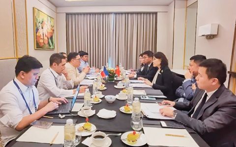 1月29日，中國外交部邊海司司長侯艷琪同菲律濱外交部副部長艾雷拉——林、部長助理兼亞太司司長阿爾費雷斯在菲律濱宿務舉行雙邊會見。