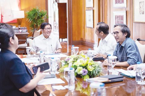 小馬科斯總統於週五在馬拉干鄢宮會見經濟團隊。