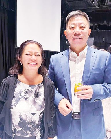 第一夫人莉莎·馬科斯與中國駐馬尼拉大使井泉在著名鋼琴家郎朗的馬尼拉演奏會上合影。井大使在另一則貼文中表示，他與第一夫人進行了「愉快的交談」。