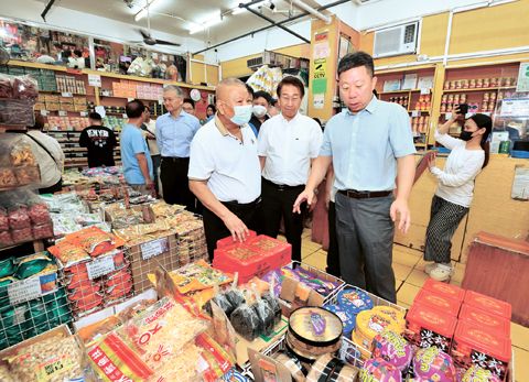 2月3日，在中國農曆新年來臨之際，井泉大使前往馬尼拉市中國城，走訪慰問當地華人商家及主要僑團。井大使先後走進百年老字號糕餅店「永美珍」以及有80年歷史的美珍雜貨店，與店主及顧客親切交談，瞭解其經營、發展及家庭生活情況，對華人華僑艱苦創業、落地生根，為促進中菲交流所作貢獻表示讚賞。井大使還走訪菲華商聯總會、菲華各界聯合會等主要僑團，與僑領代表座談交流，鼓勵大家繼續發揮橋樑作用，為推動中菲關係穩定發展貢獻力量。井大使向華人商家和僑團贈送新春禮包，傳遞祖（籍）國關懷與溫暖。（王偉祥攝）