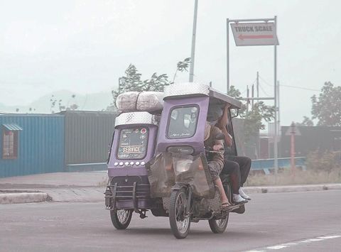 馬容火山持續的溢流式噴發導致20個村莊受火山灰影響。菲律濱火山與地震研究所報告指出，火山碎屑密度流產生高達1公里、呈褐色的廣泛火山灰羽流，飄向西南方向，並在亞眉省卡馬利格市和基諾巴坦市的多個村莊造成火山灰降落。