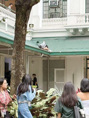 馬尼拉拉剎大學證實，2月13日校園內發生一起學生從建築物一層樓高處墜落之意外事件。（讀者供圖）