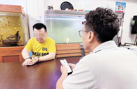 馬尼拉華人區殺人分屍案，落網兇嫌（黃衣）持偽造台灣「護照」自稱台灣人，經台灣刑事局駐菲聯絡官（前）前往警局確認身分，證實男子真實國籍是中國大陸，所持假護照是網上非法購得。（台灣媒體照片）