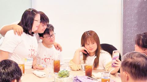 唐氏症患者克莉絲蒂爾．吳（右）去年12月27日憑藉電影「我很完美」，成為菲律濱影史首位唐氏症影后。