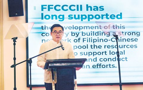 財政部長吳詩澤昨日出席商總舉辦的座談會時，向在場菲華工商界領袖、商總會員團體代表及媒體人士保證，儘管面臨短期挑戰，菲律濱的宏觀經濟基本面依然穩健，並詳細介紹了政府為吸引投資、優化營商環境所推出的一系列法律與政策改革。（本報記者Celia