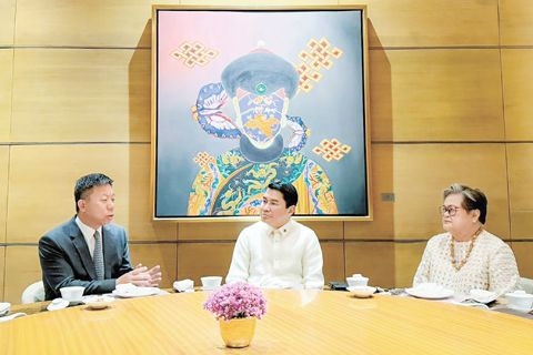 在外交部安排的會面中，參議院外交關係委員會主席杜弗與外交部長拉扎羅會見了中國駐菲大使井泉。