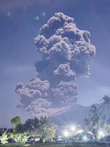 2月26日晚間,干拉旺火山火山口升起高達2,500公尺的火山灰柱,附近描籠涯通報有火山灰降落。