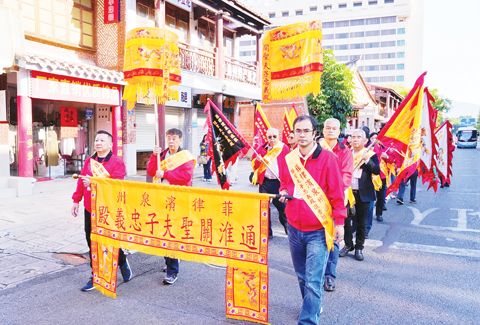 3月12日，由菲律濱泉州通淮關聖夫子忠義殿、菲律濱同惠堂關聖夫子殿攜手組織的逾200名菲律濱信眾，齊聚福建泉州通淮關岳廟謁祖進香，攜手弘揚關公文化。（中新社）