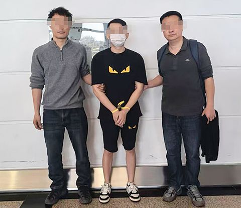 菲中兩國昨日在國際刑警組織框架下開展執法合作，成功攔截並遣返涉嫌電信網絡詐騙犯罪的重要藍通人員鄒某，其所屬犯罪團夥涉案金額高達約3.5億元人民幣。（中國大使館供圖）