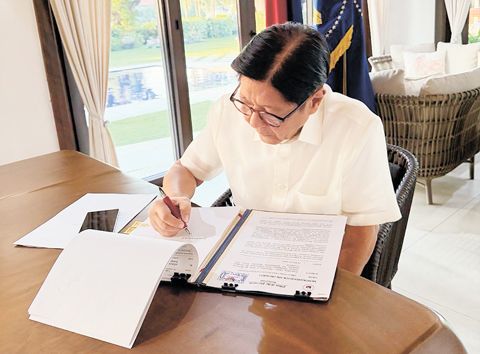 馬科斯總統宣布國家進入能源緊急狀態，並授權一套針對生計、工業、糧食和運輸的統一方案，因菲律濱的油價持續飆升。