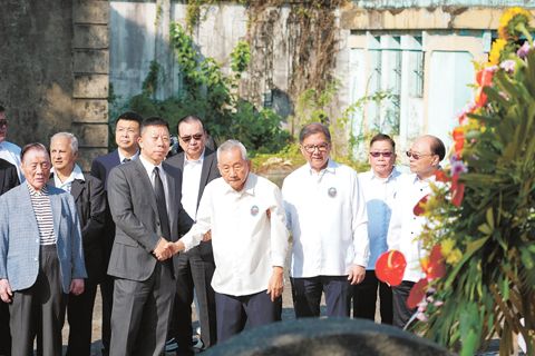 4月1日，中國駐菲律濱大使井泉率使館外交官前往馬尼拉華僑義山祭奠華僑抗日先烈。圖為「華支」老戰士呂水涯（前排中）在井泉（前排左二）攙扶下參加祭奠活動。（中新社）