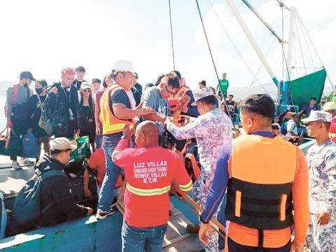 客運船「法蒂瑪聖母號」於4月5日復活節上午，在西岷多洛省盧邦島擱淺。該船原定航向描東岸省納束務港。據稱，事發時船隻駛離蒂利克港不久。