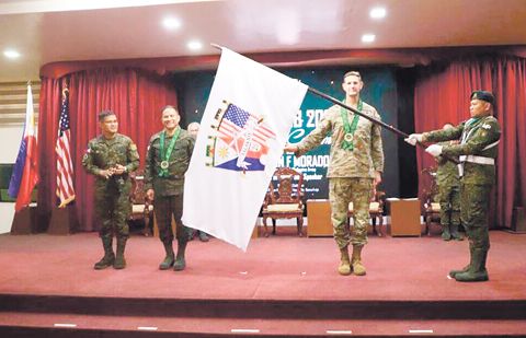 2026年度菲美「堅盾」聯合陸軍演習6日在中呂宋軍營登場，計4國超過7000人參與，號稱歷年來最大，日本自衛隊也首次正式加入。