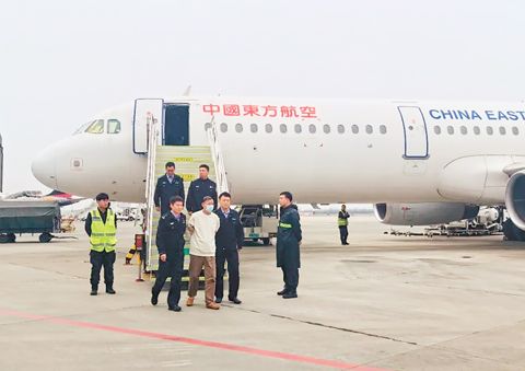 近日，中國與菲律濱兩國執法部門合作遣返涉嫌騙取貸款罪的王某某。（中國大使館供圖）