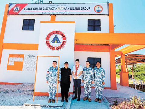 在這張由菲律濱海岸警衛隊提供的照片中，參議員埃爾溫·杜弗（居中）與海岸警衛隊司令羅尼·吉爾·加萬（右二）一同在4月9日，于南海菲律濱佔領的希望島（中國稱為中業島）上新啟用的卡拉延島群海岸警衛隊區合影。