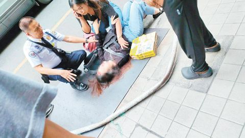 4月10日下午，一名女子在馬尼拉市岷倫洛區遭建築工地墜落的金屬物體擊中受傷。