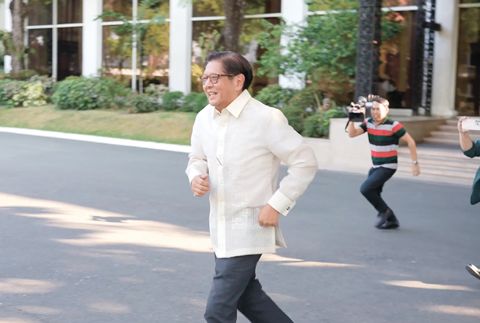 小馬科斯總統在週一下午的新聞發布會後於總統府園區內慢跑，會中總統回應了有關其健康的傳聞。