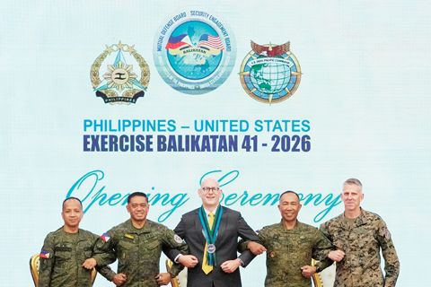 4月20日，在計順市亞銀那洛軍營軍事總部舉行的代號為「肩並肩」聯合軍事演習開幕式上，（左起）菲律濱演習主任小弗朗西斯科·羅仁樹少將、菲律濱武裝部隊總參謀長羅密歐·布勞納將軍、美國使館代辦Y·羅伯特·尤因、菲律濱負責行動的副參謀長J3部門埃爾默·蘇德里奧少將以及美國海軍陸戰隊第一遠征軍司令克里斯蒂安·沃特曼中將合影。（美聯社）