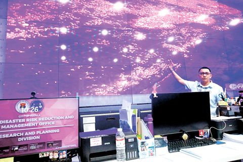 馬尼拉災難風險減少和管理辦公室特別項目科長拉蒙·傑斐遜·維拉諾4月21日展示了那莫沓斯垃圾掩埋場的熱成像無人機圖像，該掩埋場仍在燃燒，並持續排放影響附近地區的不健康空氣。當局正在密切監控情況，滅火工作仍在繼續。