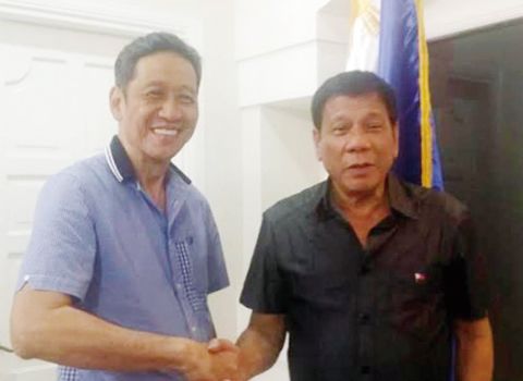 森美·黃（左）與前總統杜特地。