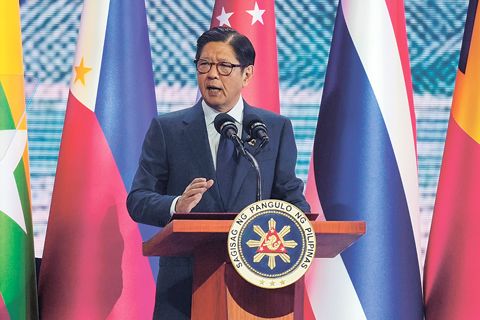 小馬科斯總統於5月8日在宿務舉行的第48屆東盟峰會及相關會議開幕式上發表講話。（美聯社）