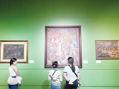 2025年6月28日，參觀者在位於馬尼拉的菲律濱國家美術館二戰主題展廳參觀，該展廳陳列著二十餘幅描繪日軍暴行的畫作。（新華社）