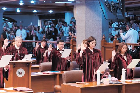 參議員們5月18日在參議院宣誓就任彈劾法庭成員。參議長艾倫·加耶丹諾5月18日宣佈,參議院組成彈劾法庭審理針對副總統莎拉·杜特地的彈劾案。(新華社)