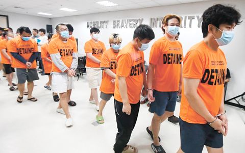 由國調局長梅爾文·馬蒂巴格率領的國調局探員,於5月19日在巴西市舉行的記者會上,介紹因涉嫌在馬加智市營運網絡博彩相關詐騙計畫而被捕的外籍人士。