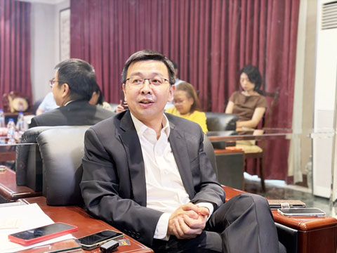 中國大使館副館長周志勇於週三在馬加智市對記者發表談話。